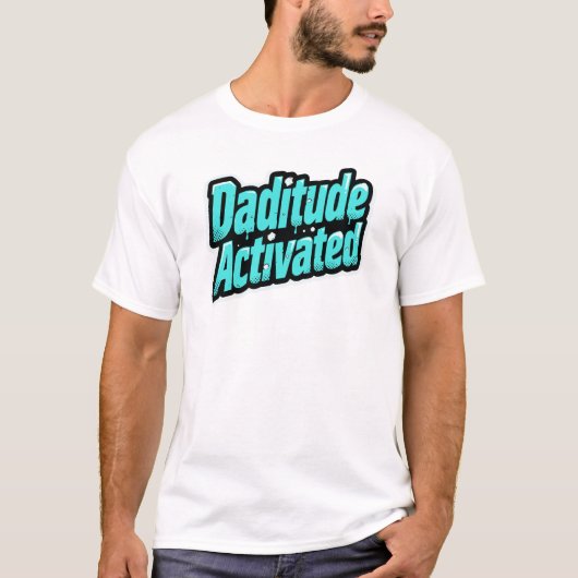 Daditude Geactiveerd – Graffiti Pop Stijl T-shirt (Voorkant)
