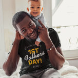 Dads 1ste Vaderdag T-shirt<br><div class="desc">Dus deze Vaderdag, geef je man een geschenk dat hij nooit zal vergeten - een cool vader t-shirt met zijn naam, het gezegde "1st Father’s Day", en het jaar. Het is een geschenk dat hem zal show hoeveel je van hem houdt en waarderen. Het beste aan een gepersonaliseerd T-shirt is...</div>
