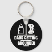 Dads die geaarde Logo Sleutelhanger krijgt (Voorkant)