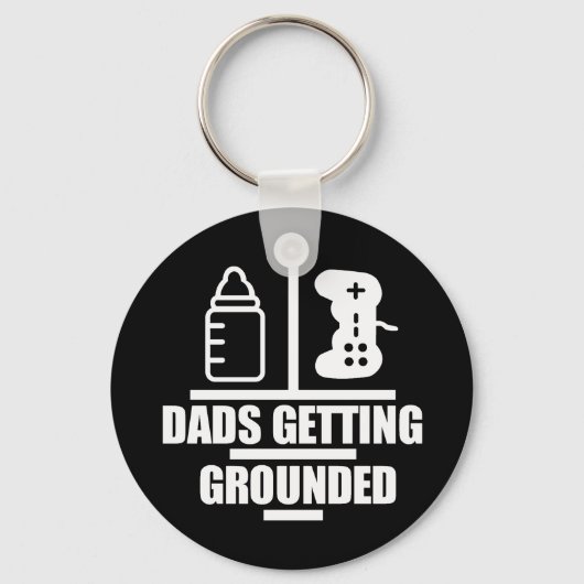 Dads die geaarde Logo Sleutelhanger krijgt (Voorkant)
