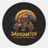 Dadsquatch als een vader gewoon veel meer squatchy ronde sticker (Voorkant)