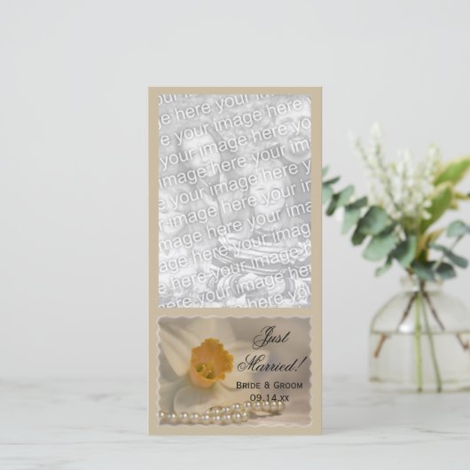 Daffodil en Pearls, gewoon gehuwde fotokaart Aankondiging (Staand voorkant)