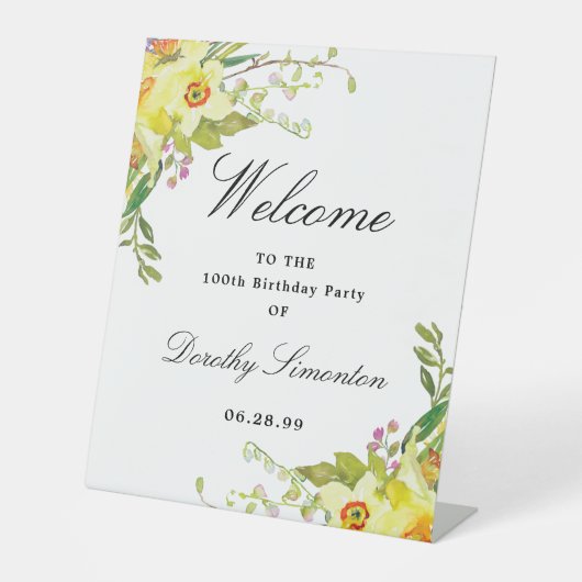 Daffodil Floral 100th Birthday Party Welcome Reclamebord Met Voetstuk (Voorkant)
