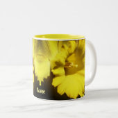 Daffodil Flower Up Close Personated Tweekleurige Koffiemok (Voorkant rechts)
