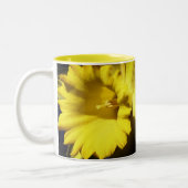 Daffodil Flower Up Close Personated Tweekleurige Koffiemok (Links)
