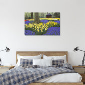 Daffodils, druivesuiker en tulip-tuin; canvas afdruk (Insitu (Slaapkamer))