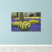 Daffodils, druivesuiker en tulip-tuin; canvas afdruk (Insitu (Houten vloer))