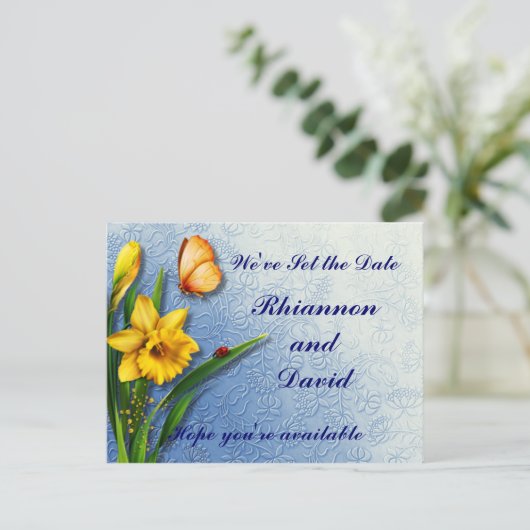 Daffodils op Decorated Blue Save the Date Aankondigingskaart (Staand voorkant)