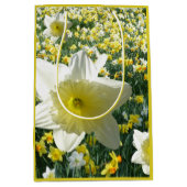 Daffodils Spring Flowers Field Gift Bag Medium Cadeauzakje (Voorkant)