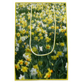 Daffodils Spring Flowers Field Gift Bag Medium Cadeauzakje (Achterkant)