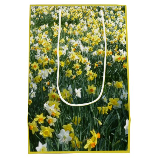 Daffodils Spring Flowers Field Gift Bag Medium Cadeauzakje (Achterkant)