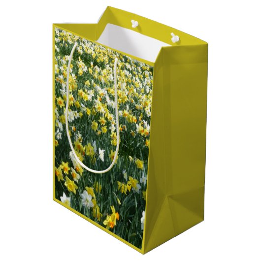 Daffodils Spring Flowers Field Gift Bag Medium Cadeauzakje (Achterkant Gekanteld)