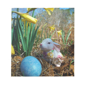 Daffodis en blauw paasei notitieblok