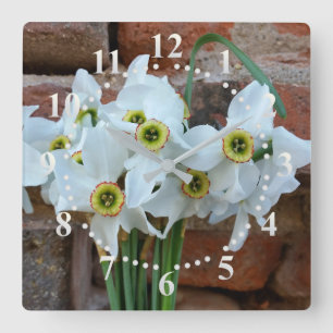 daffodis vlakbij de muur van het fort vierkante klok