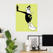 DAFFY DUCK™ Leanking against a Wall Poster (Thuiskantoor)