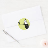 DAFFY DUCK™ Leanking against a Wall Ronde Sticker (Envelop)
