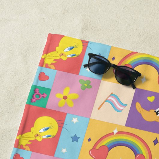 DAFFY DUCK™ & TWEETY™ - Pride Pattern Strandlaken (In situ)