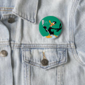 DAFFY DUCK™ Zingt Ronde Button 5,7 Cm (In situ)