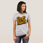 Daft As a Brush Yorkshire English Idiom Tee Shirt (Voorkant volledig)