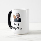 Dag 1 Trump Trial Magische Mok (Voorkant links)