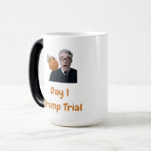 Dag 1 Trump Trial Magische Mok (Voorkant links)