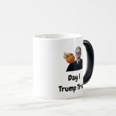 Dag 1 Trump Trial Magische Mok (Voorkant rechts)