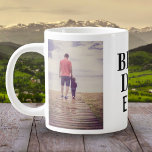 Dag 2 Foto Collage van de beste slechte vader Grote Koffiekop<br><div class="desc">Best Bad Ever Vader's Dag 2 Foto Collage Giant Coffee Mok. Pas de mok met uw foto's aan - neem twee foto's in de sjablonen op. Moderne zwarte vetgedrukte typografie Beste vader ooit - je kunt elk deel van de tekst wijzigen als je wilt. Creëer je eigen gepersonaliseerde vaders dagcadeau...</div>