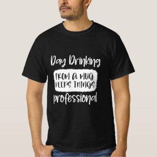 dag die van een mok drink houdt dingen professione t-shirt