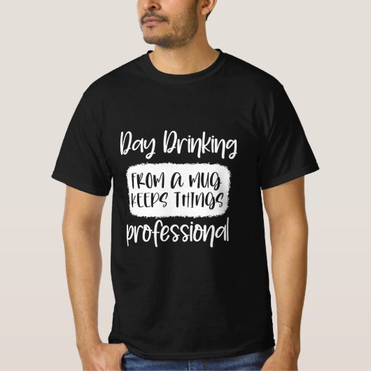 dag die van een mok drink houdt dingen professione t-shirt (Voorkant)