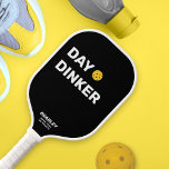 Dag Dinker Aangepaste tekstnaam Funny Pickleball Paddle<br><div class="desc">Deze grappige paddle op de pickleball staat "DAY DINKER" in een gewaagde witte tekst die is ingesteld tegen een zwarte achtergrond en gemarkeerd door een gele pekkleball (u kunt de achtergrondkleur eenvoudig wijzigen). Voeg 2 lijnen van douanetekst toe om te personaliseren - de clubnaam, de plaats, de naam van de...</div>