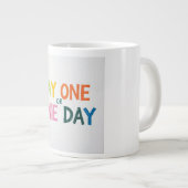 Dag één of één dag grote koffiekop (Voorkant rechts)