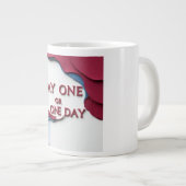 Dag één of één dag grote koffiekop (Voorkant rechts)