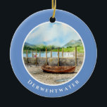 Dag uit het district Cumbria van het meer van Derw Keramisch Ornament<br><div class="desc">Ontworpen op basis van een schilderij van Farida Greenfield op Dag naar Derwentwater in het Lake District,  Cumbria,  Engeland,  met een houten roeiboot op het strand van Lake Derwent,  en omringd met picturesktische zomerbomen en groene heuvels op de achtergrond. Bekijk mijn collectie voor overeenkomende objecten!</div>