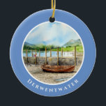 Dag uit het district Cumbria van het meer van Derw Keramisch Ornament<br><div class="desc">Ontworpen op basis van een schilderij van Farida Greenfield op Dag naar Derwentwater in het Lake District,  Cumbria,  Engeland,  met een houten roeiboot op het strand van Lake Derwent,  en omringd met picturesktische zomerbomen en groene heuvels op de achtergrond. Bekijk mijn collectie voor overeenkomende objecten!</div>