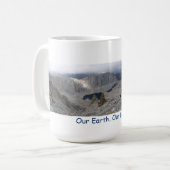 Dag van de Aarde 20xx Mok Solitaire Wandelaar (Voorkant links)