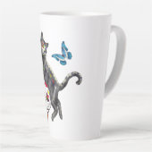 Dag van de dode kattensuikerschedel en vlinder latte mok (Rechterhoek)