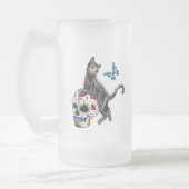 Dag van de dode kattensuikerschedel en vlinder matglas bierpul (Links)