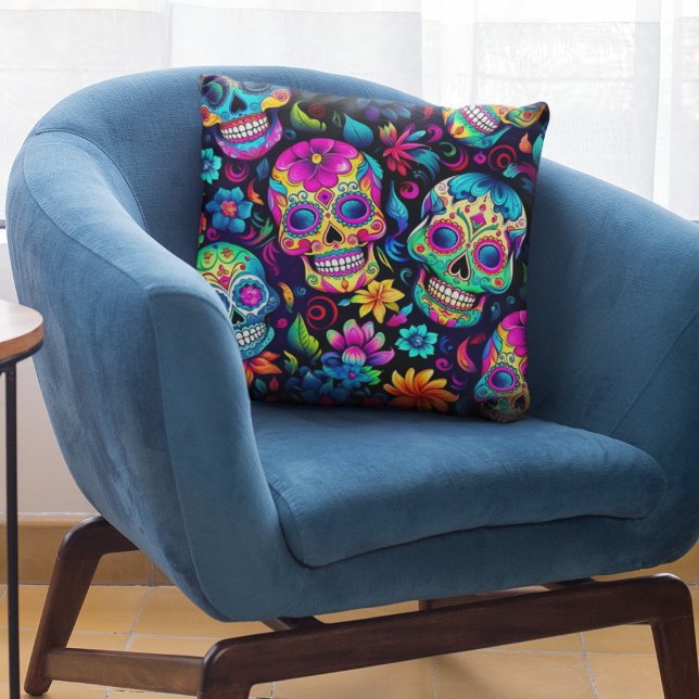 Dag van de Dode Neon Sugar Skulls Kussen (Sugar skull pattern on home decor throw pillows. Bold colors for your home. )