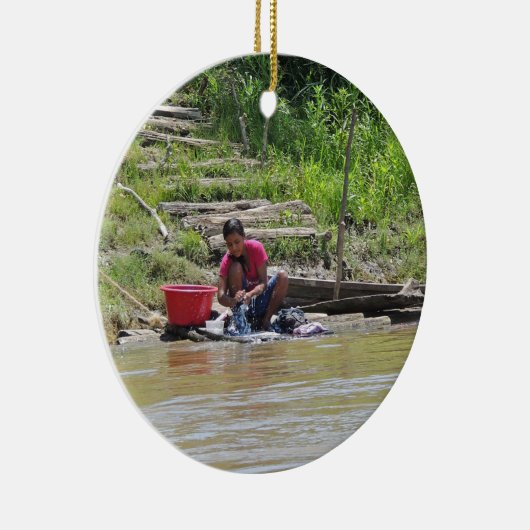 Dag van het wasgoed op de rivier keramisch ornament (Rechts)
