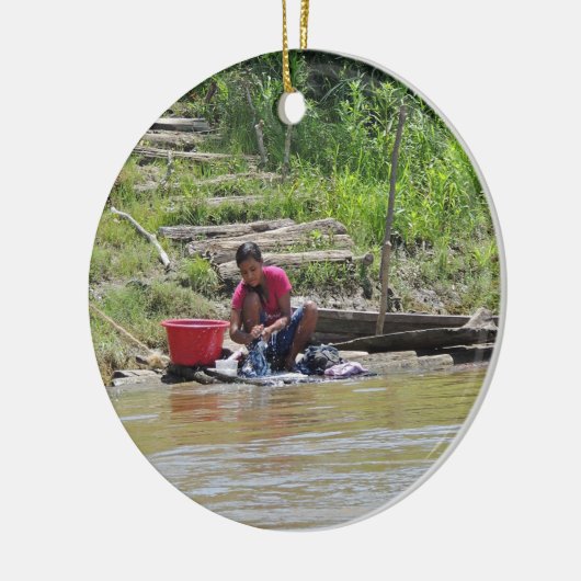 Dag van het wasgoed op de rivier keramisch ornament (Links)