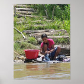 Dag van het wasgoed op de rivier poster (Voorkant)