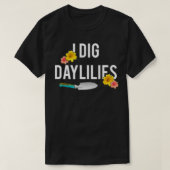 Dagelijkse overloop bij het dig Daylilies Vloertui T-shirt (Design voorkant)
