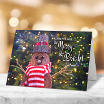 Dagen Be Merry Bright Rustic Sneeuwman Schattige C Feestdagen Kaart<br><div class="desc">"Moge je dagen vrolijk en helder zijn." Een close-up foto van een gelukkige en schattige, rustige sneeuwman, gewikkeld in een rode en witte gestreepte sjaal tegen aangestoken bomen helpt je met kerst en nieuwjaar te gebruiken. Voel de warmte en de vreugde van het vakantieseizoen als je dit leuke en unieke...</div>