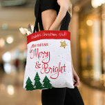 Dagen Be Merry Bright Trees Gold Star Aangepaste n Tote Bag<br><div class="desc">"Moge je dagen vrolijk en helder zijn." Een speelse illustratie van een rode scripttypografie citaat en groene bomen, tegen gouden glittersterren en een rode band, helpt u in Kerstmis en Nieuwjaar te gebruiken. Voel de warmte en de vreugde van het vakantieseizoen als je deze leuke en leuke persoonlijke naam canvas...</div>