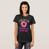Dagen besprenkeld met leuke donuts Happy 100ste da T-shirt (Voorkant volledig)