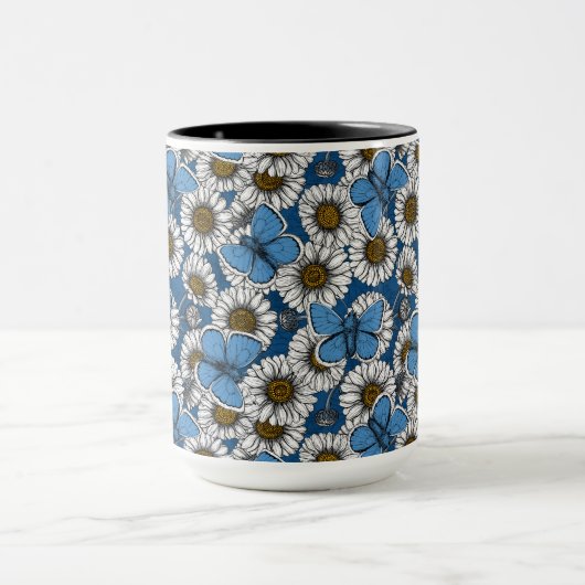 Dagen, witte wilde bloemen en blauwe vlinders mok (Midden)