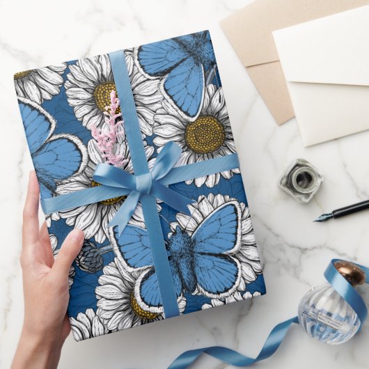 Dagen, witte wilde bloemen en blauwe vlinders w cadeaupapier (Geschenken)