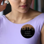 Dagen zwart goud glitter druist aangepast monogram ronde button 3,2 cm<br><div class="desc">Voor een 21e (of om het even welke leeftijd) verjaardagsfeestje. Een zwarte achtergrond met faux goudglitterdruppels, een druppelende blik. Pas een datum, naam en leeftijd aan en voeg deze toe. De naam wordt geschreven met een handgeschreven stijlmanuscript met letters. Perfect als feestvieren of sla de datumherinnering voor uw gasten op....</div>