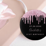 Dagen zwarte roze glitter druppelt op aangepast mo ronde button 3,2 cm<br><div class="desc">Voor een 21e (of om het even welke leeftijd) verjaardagsfeestje. Een zwarte achtergrond met een roze faux glitter-druppelaar, een druppelaar voor verf. Pas een datum, naam en leeftijd aan en voeg deze toe. De naam wordt geschreven met een handgeschreven stijlmanuscript met letters. Perfect als feestvieren of sla de datumherinnering voor...</div>