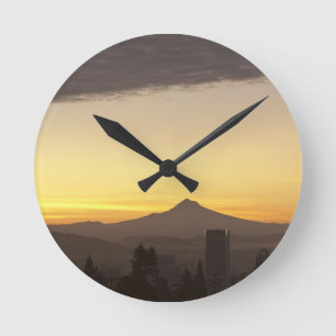 Dageraad lucht boven Portland en Mt. Hood, Oregon Ronde Klok